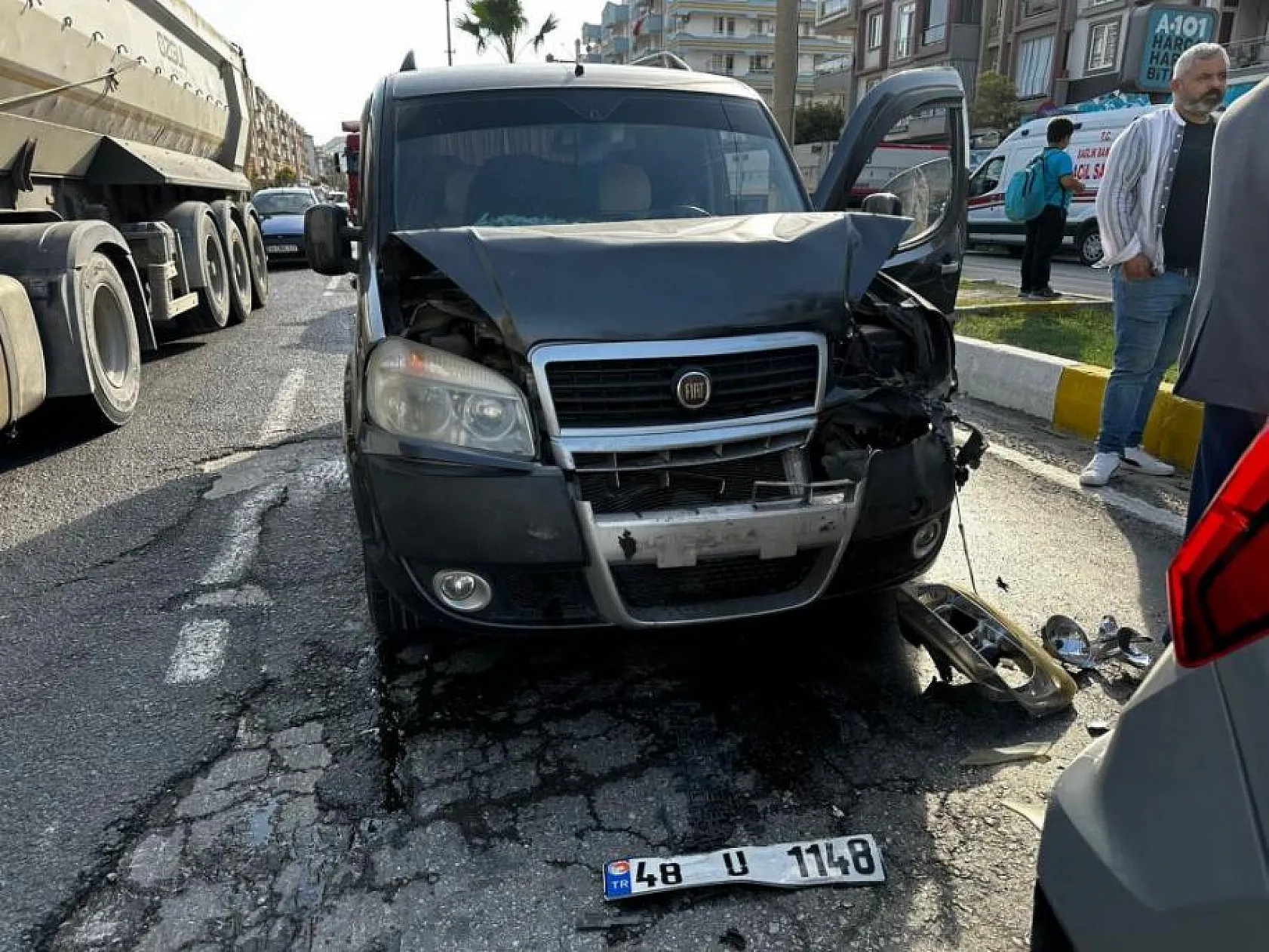 Üç aracın karıştığı zincirleme trafik kazası