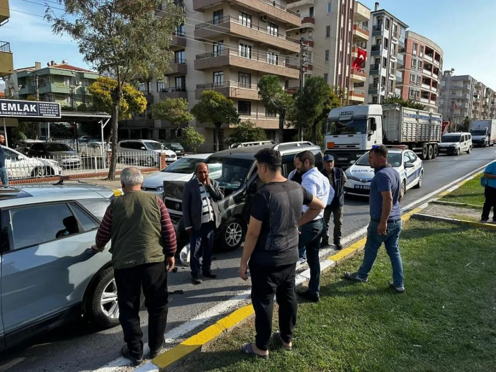 Üç aracın karıştığı zincirleme trafik kazası