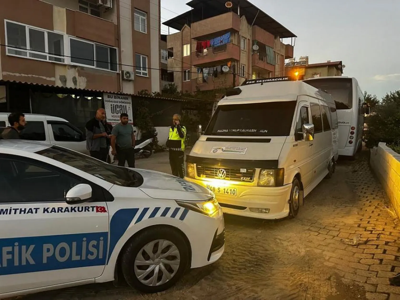 Denetimden kaçtı, araçta asılı kalan trafik polisi son anda kurtuldu