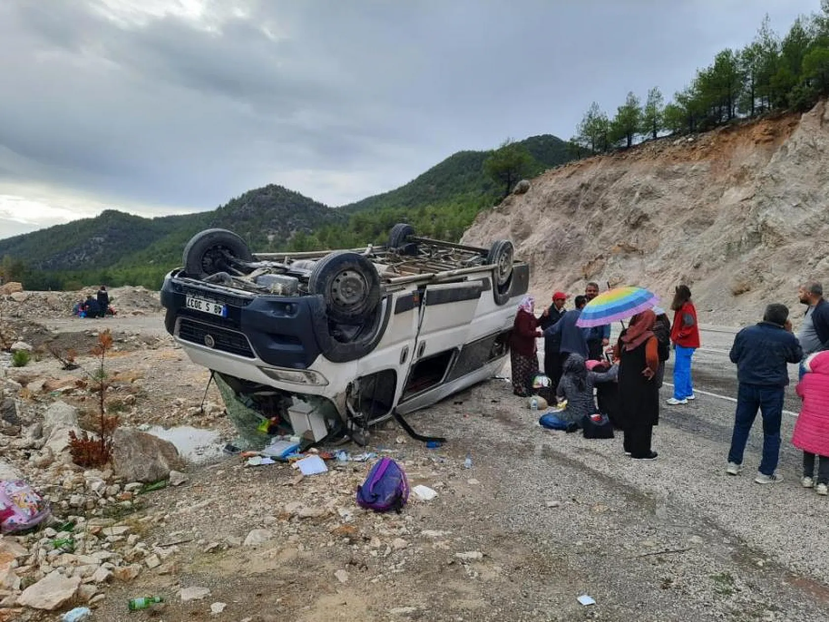 Seydikemer'de öğrenci servisi aracı devrildi
