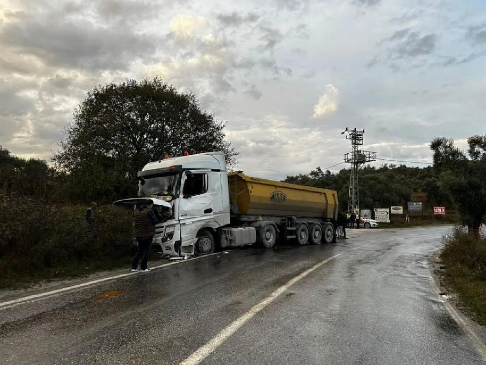 Tırların çarpışması sonucu 1 yaralı