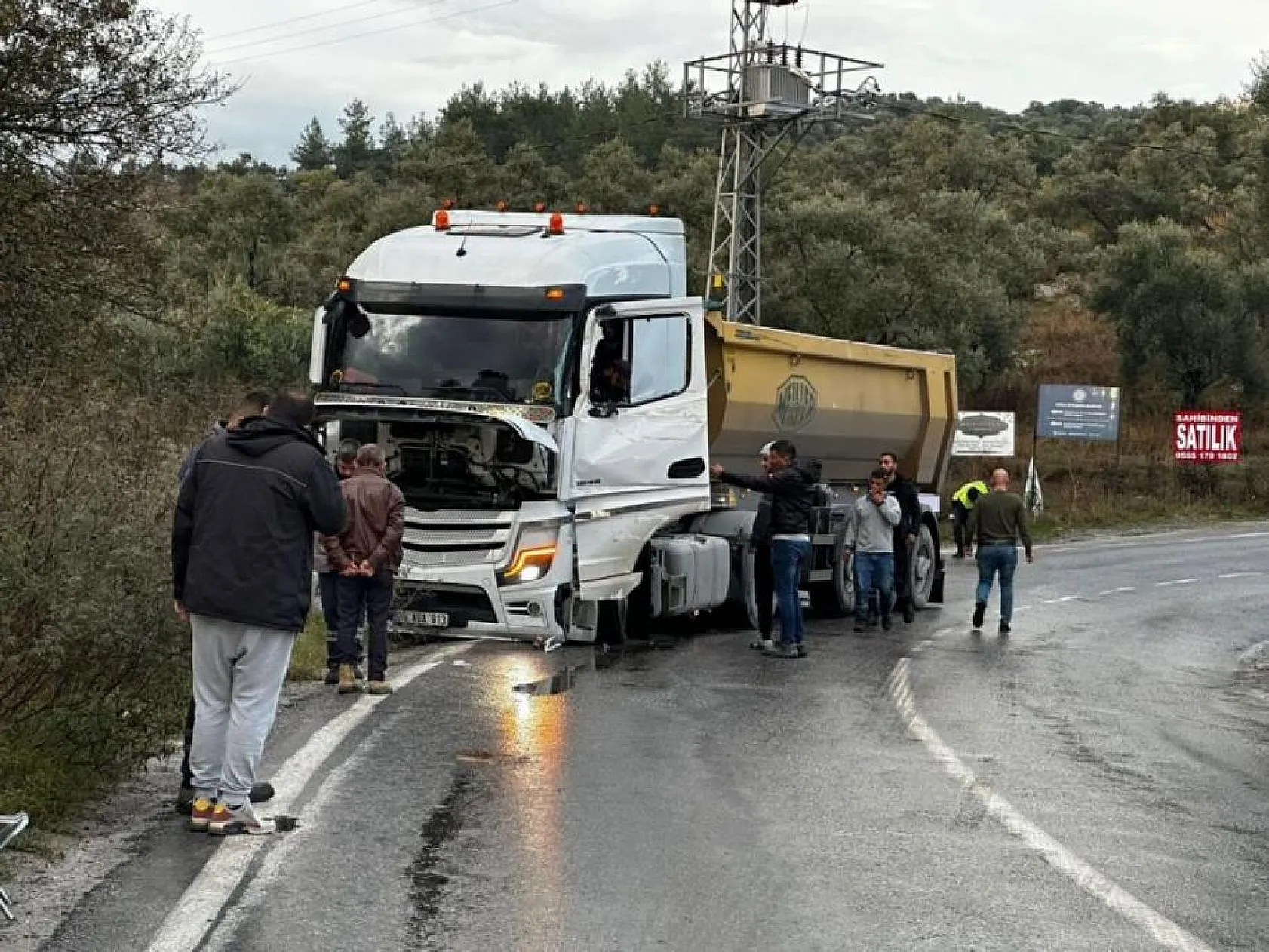 Tırların çarpışması sonucu 1 yaralı