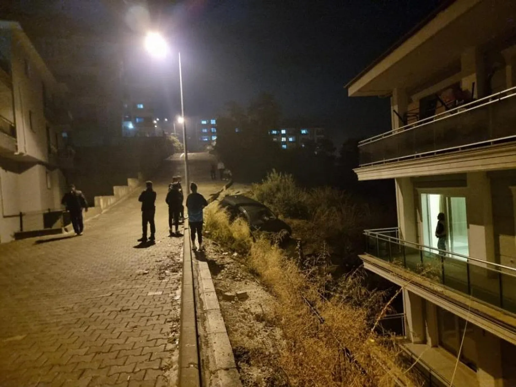 Kontrolünü kaybeden otomobil, korkuluklara çarparak durdu