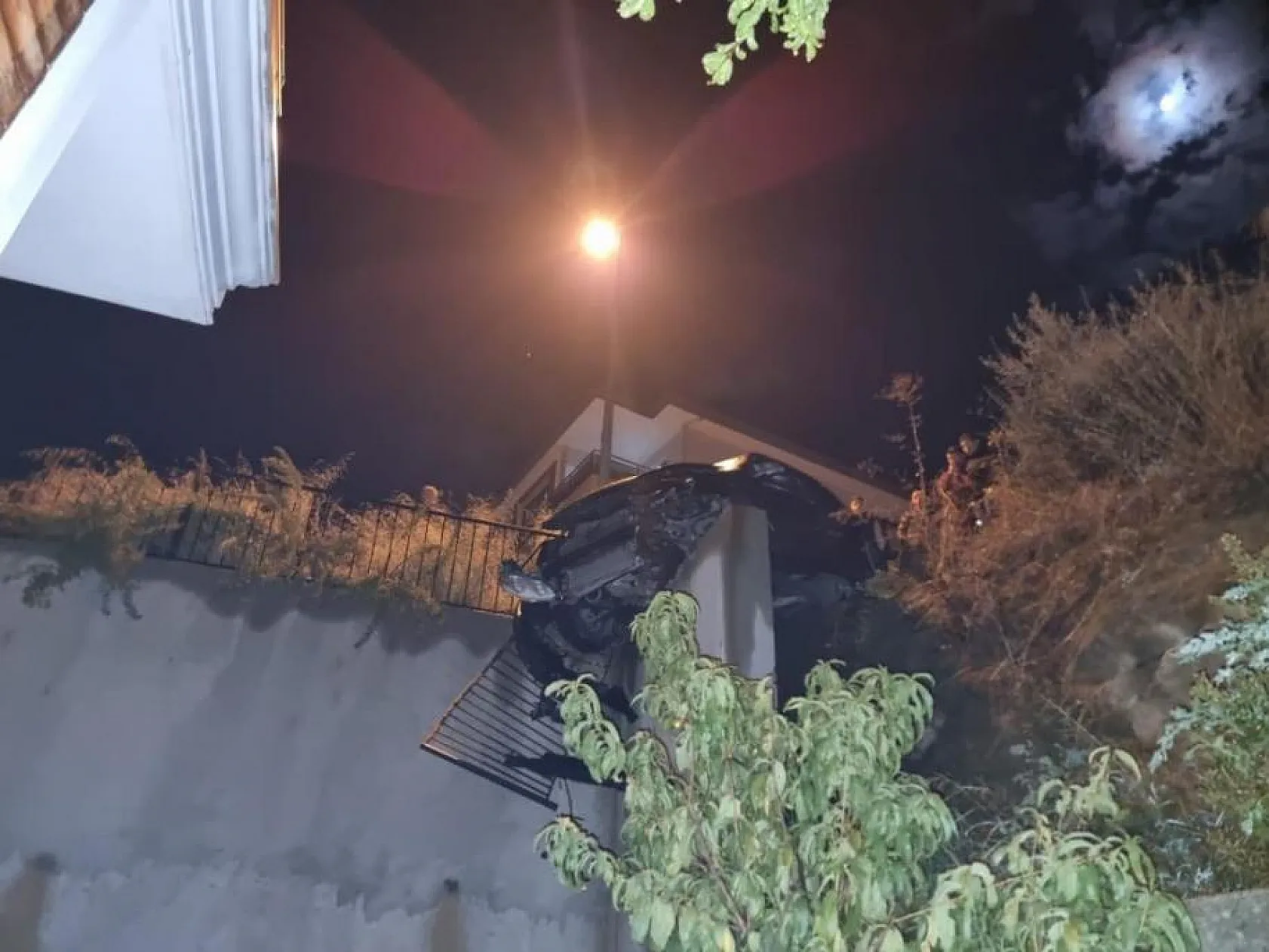 Kontrolünü kaybeden otomobil, korkuluklara çarparak durdu