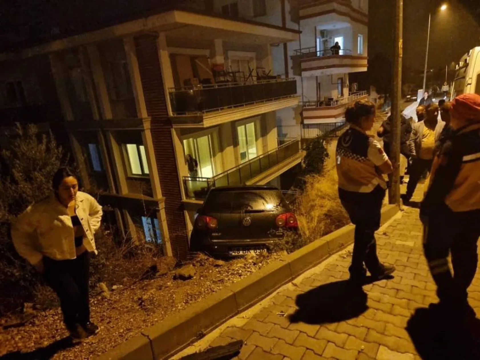 Kontrolünü kaybeden otomobil, korkuluklara çarparak durdu