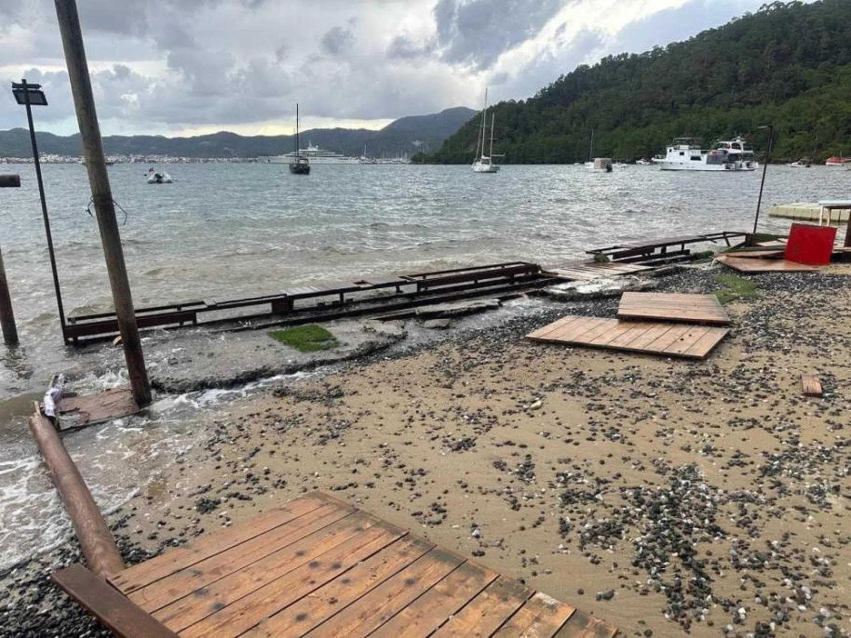 Sağanak yağışlar ve şiddetli dalgalar iskeleleri söktü