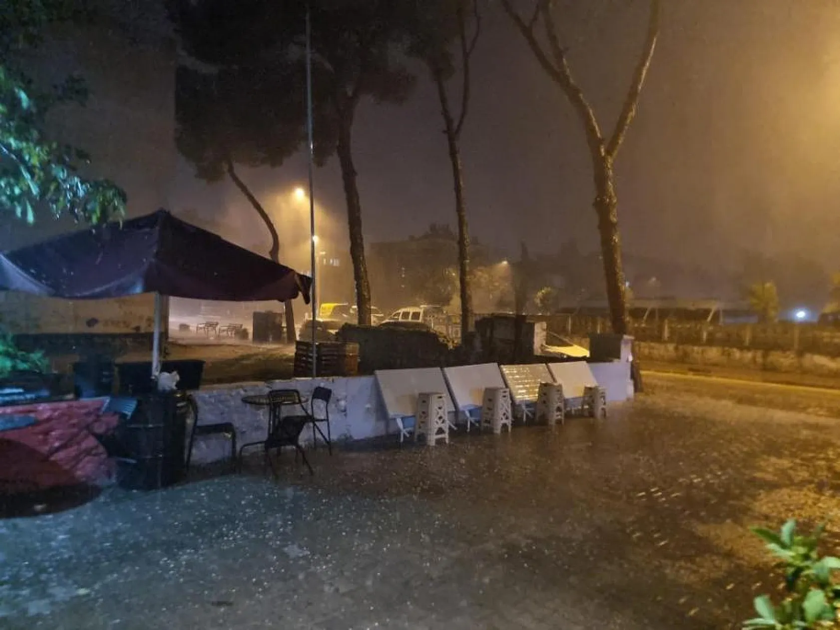 Ceviz büyüklüğündeki dolu araçlara zarar verdi