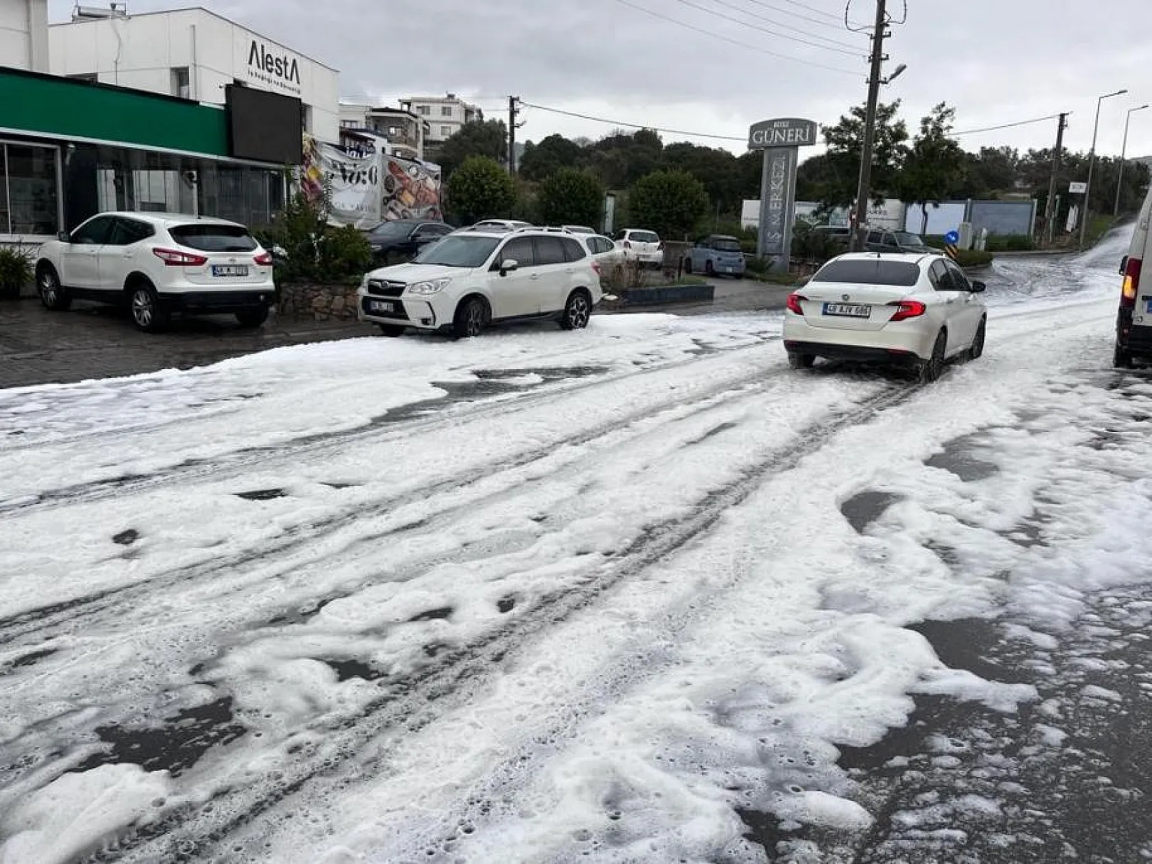 Vatandaşlar ortaya çıkan manzarayı meraklı gözlerle takip etti