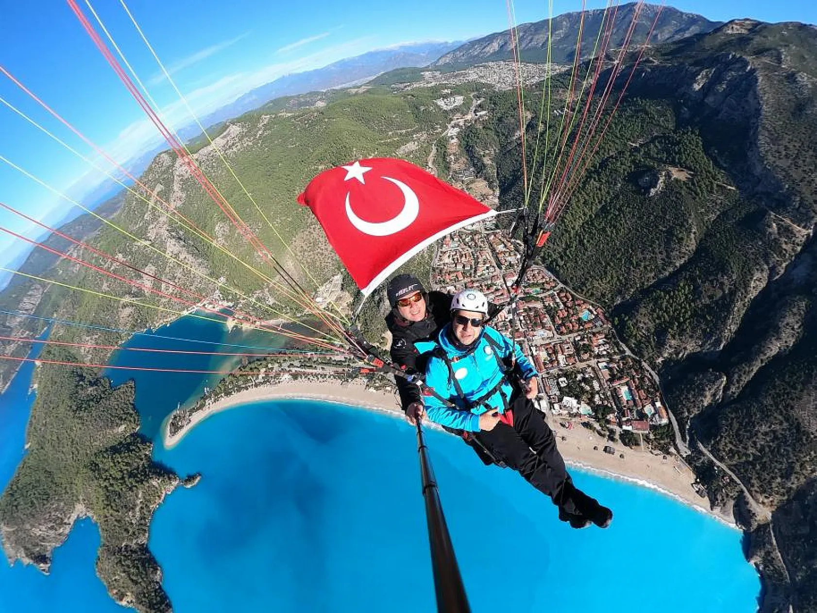 Sağlık personelleri havada Türk bayrağı açtı