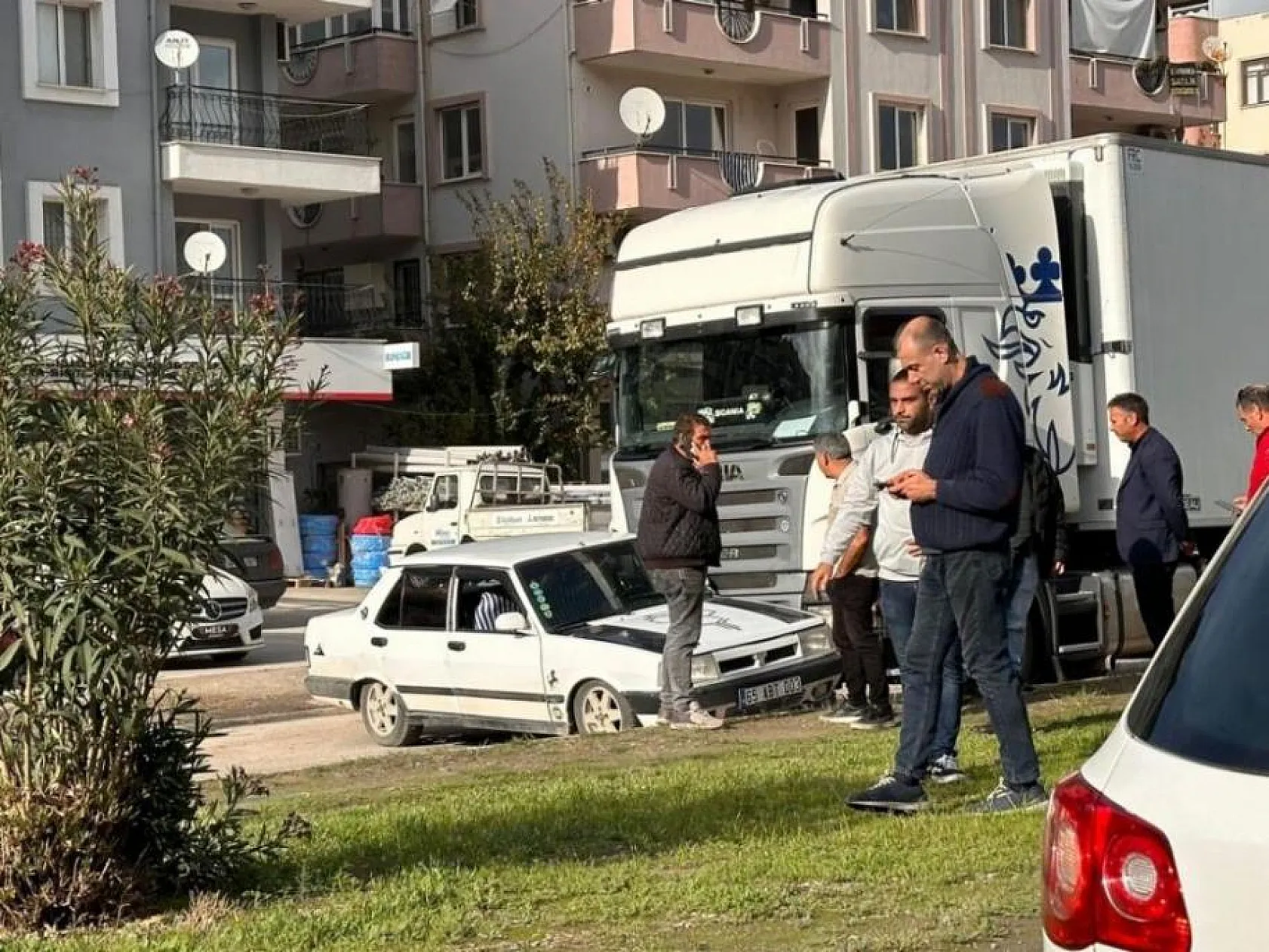Tır ile otomobil çarpıştı