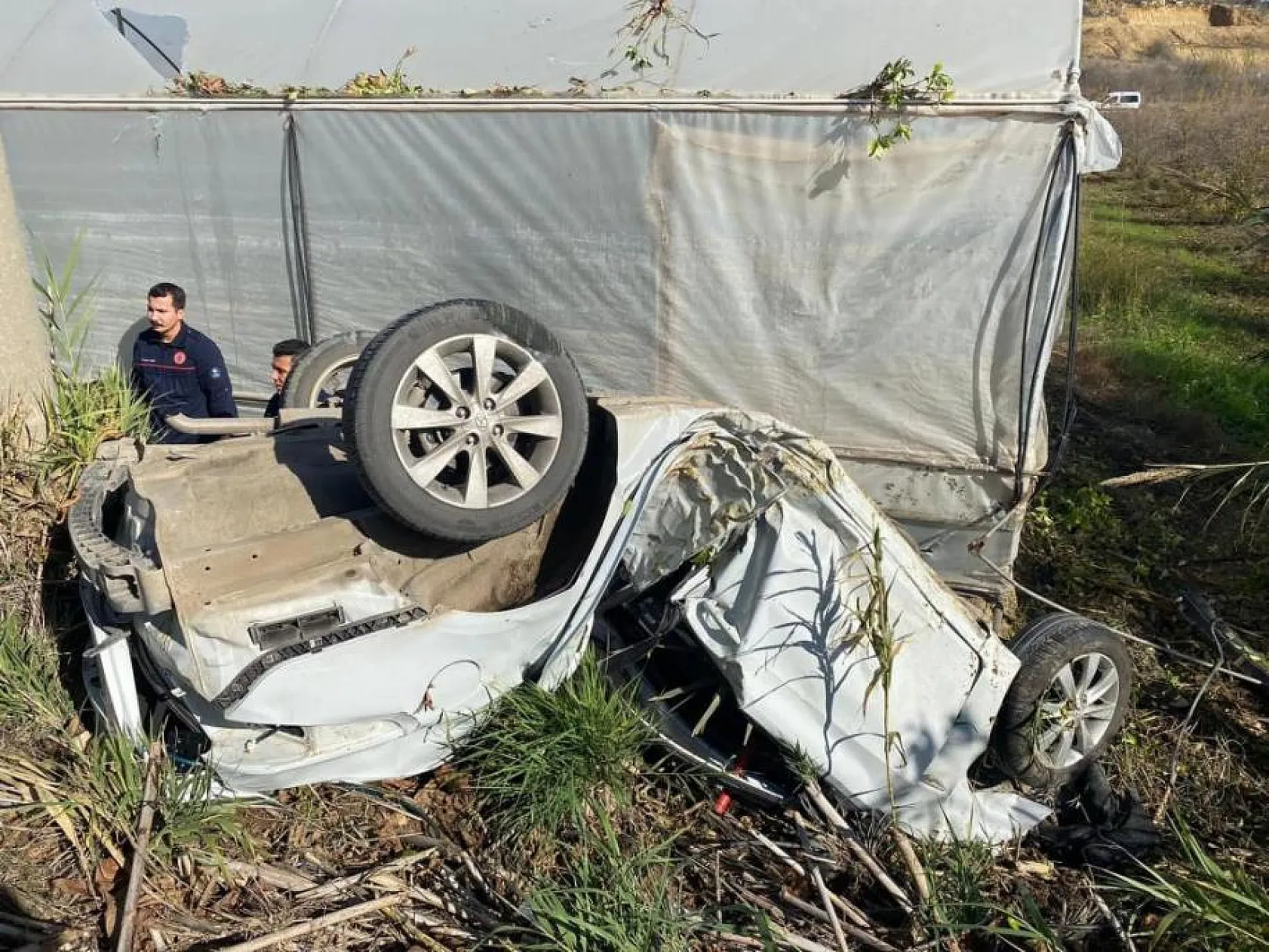 Beton direğe çarpan otomobilin 17 yaşındaki sürücüsü hayatını kaybetti
