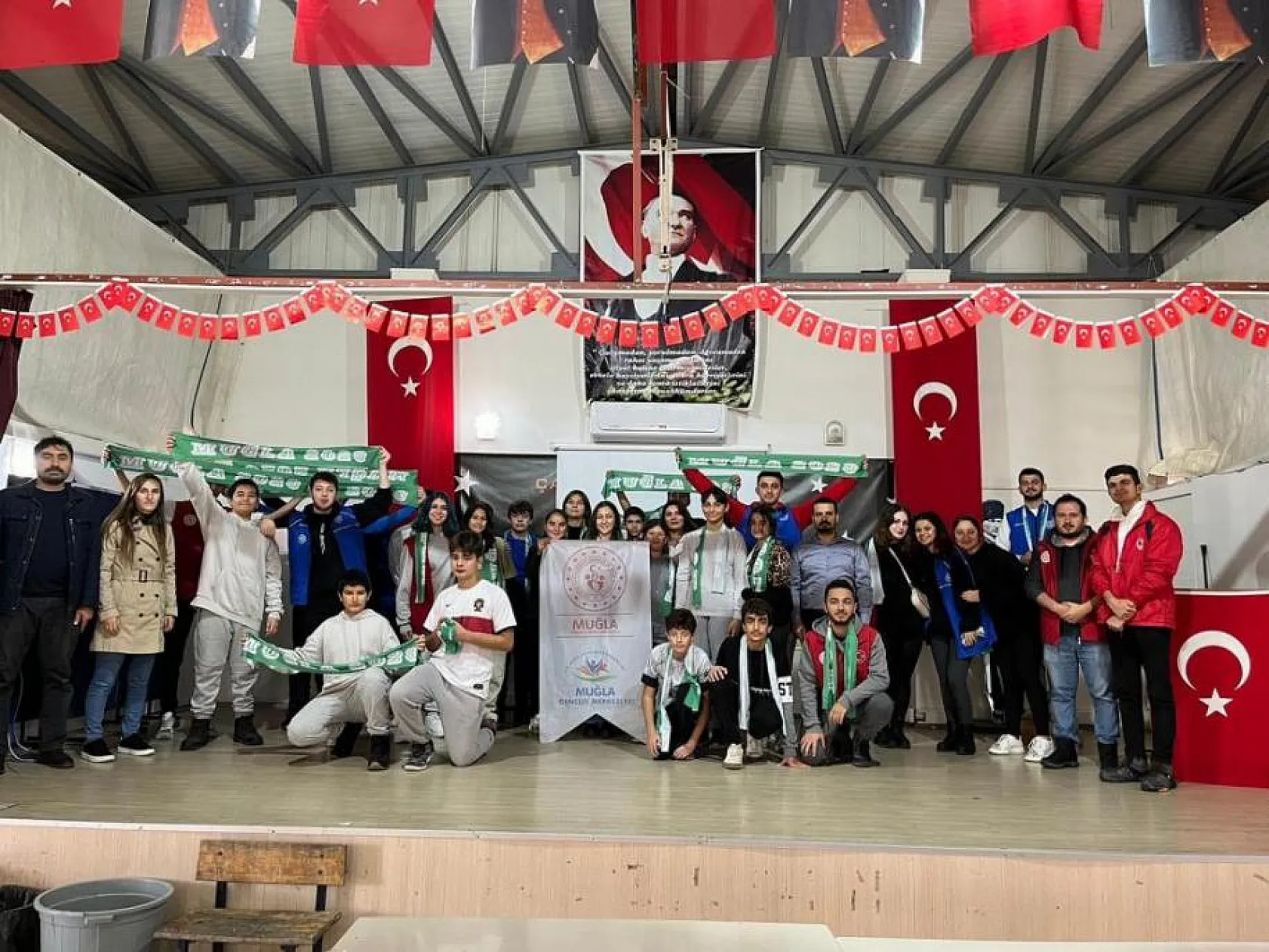 Gençler gönüllere dokundu