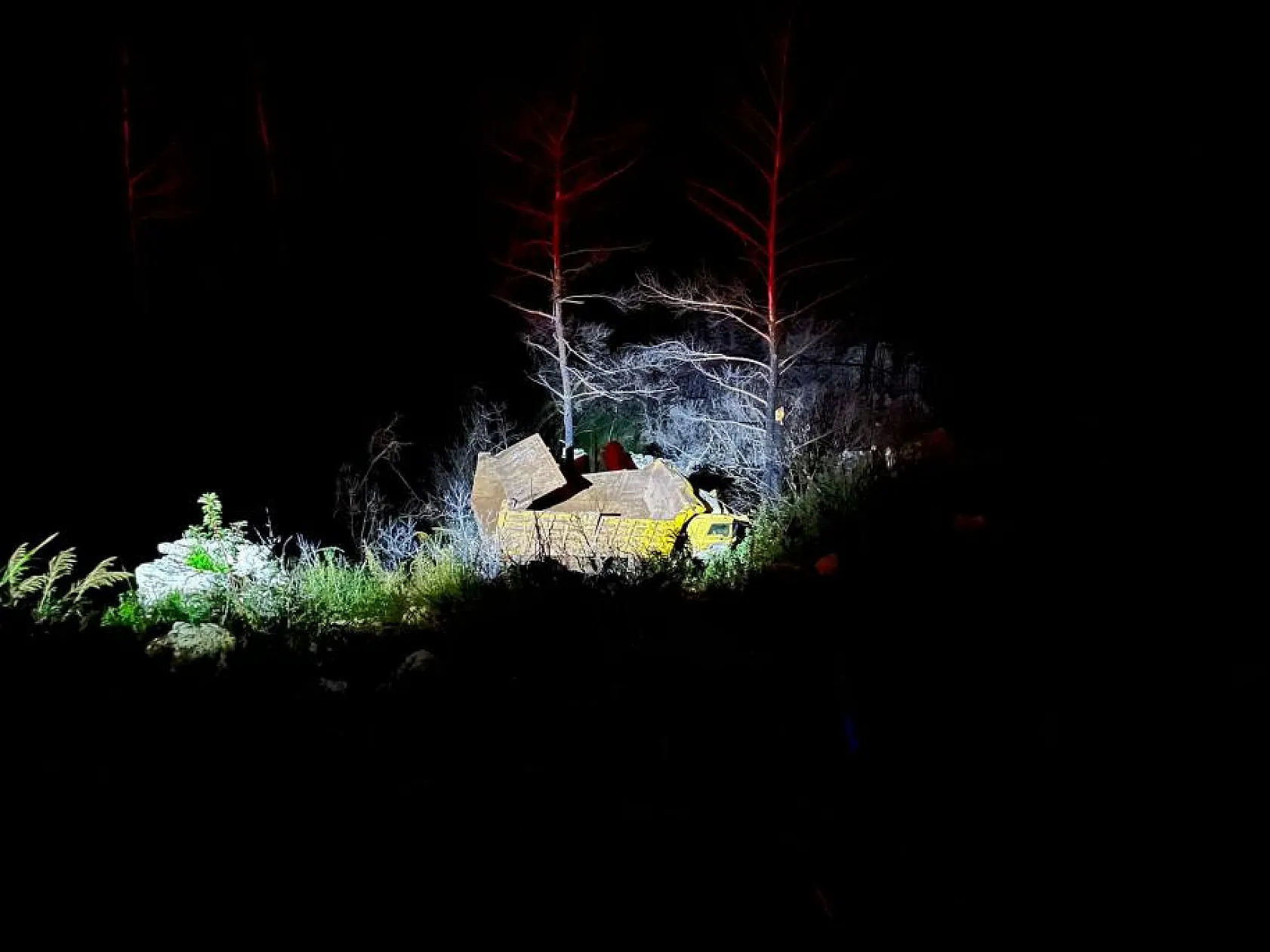 30 metrelik uçuruma yuvarlanan kamyonun şoförü hayatını kaybetti