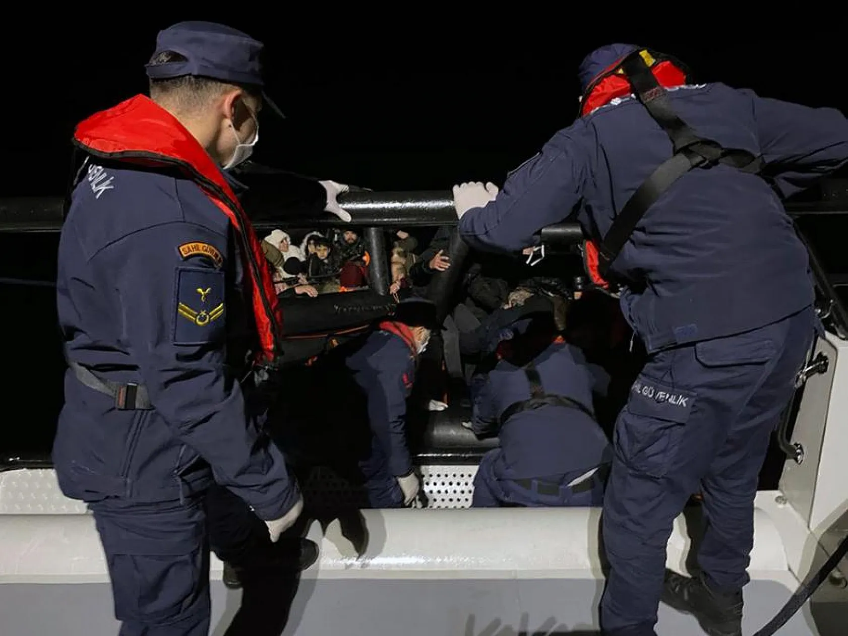 Türk karasularına geri itilen göçmenler kurtarıldı