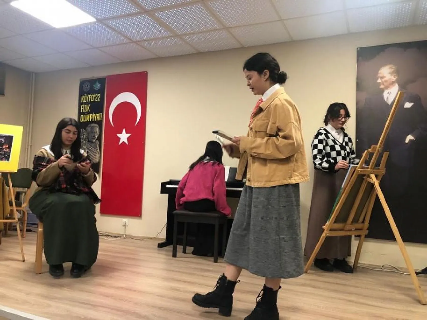 Roman kahramanları lisede buluştu