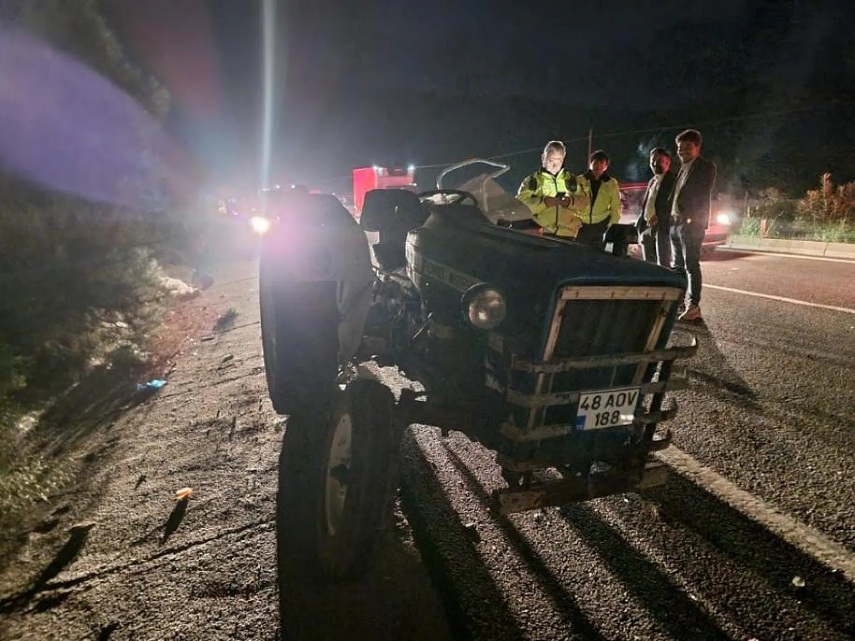 Kamyon traktöre arkadan çarptı, 1 kişi yaralandı