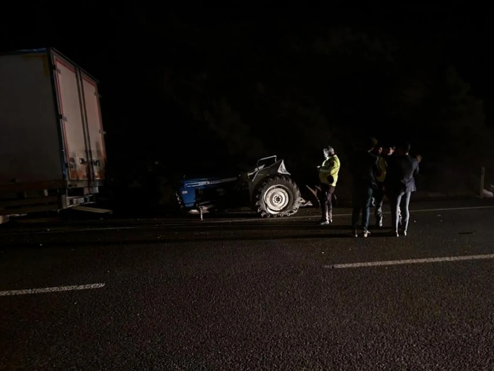 Kamyon traktöre arkadan çarptı, 1 kişi yaralandı