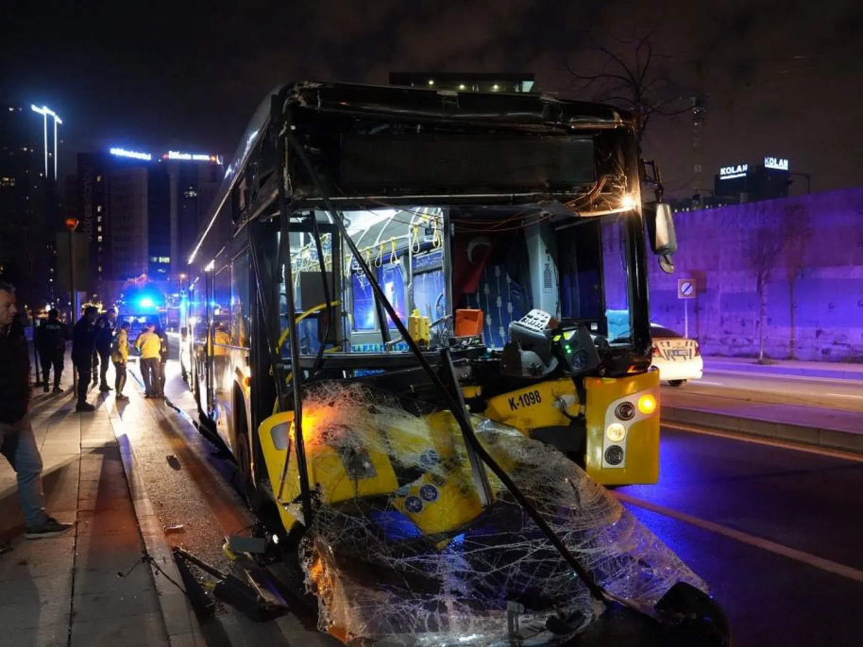 İETT otobüsü hafriyat kamyonuna çarptı: 9 kişi yaralandı