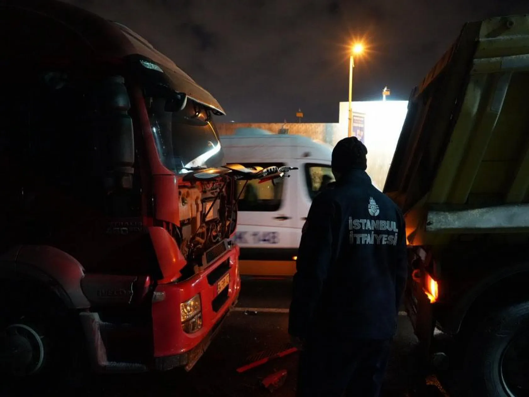 İETT otobüsü hafriyat kamyonuna çarptı: 9 kişi yaralandı