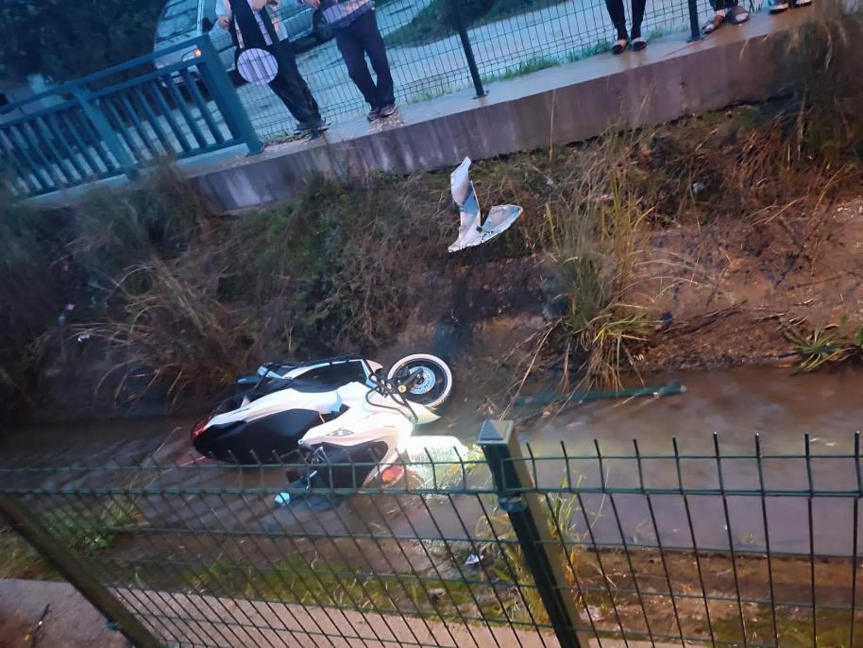 Fethiye'de otomobil motosikletlere çarptı, motosiklet kanala uçtu