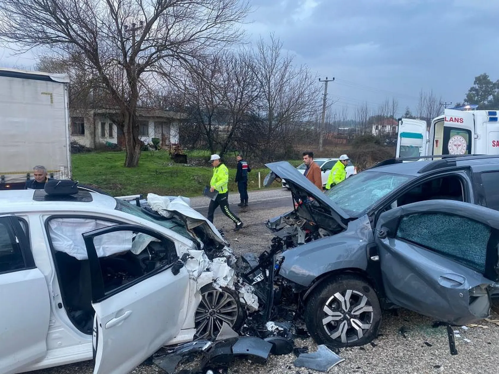 Seydikemer'de iki araç kafa kafaya çarpıştı! 1 kişi hayatını kaybetti, 3 kişi ağır yaralı