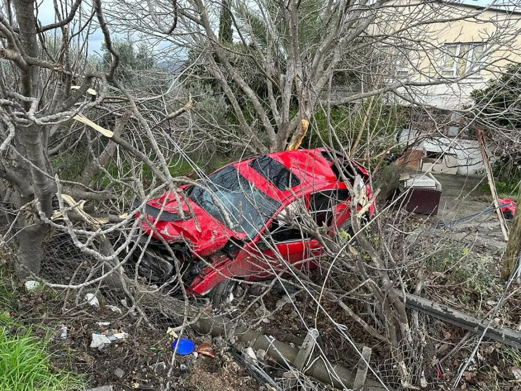 Seydikemer'de virajı alamayan araç feci kaza yaptı