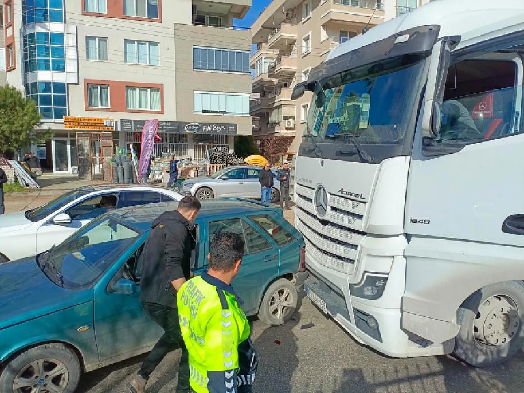 Çevreyolunda trafik kazası! Tır ile otomobil çarpıştı..