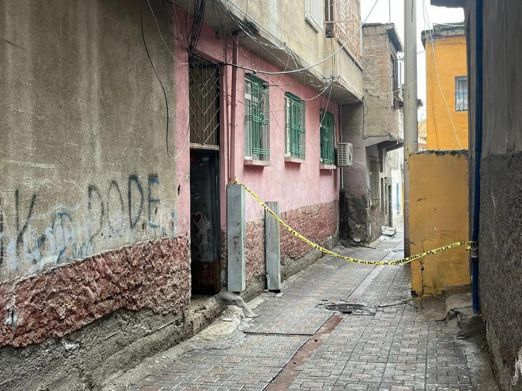 Ev yangınında baba feci şekilde öldü, oğlu dumandan zehirlendi