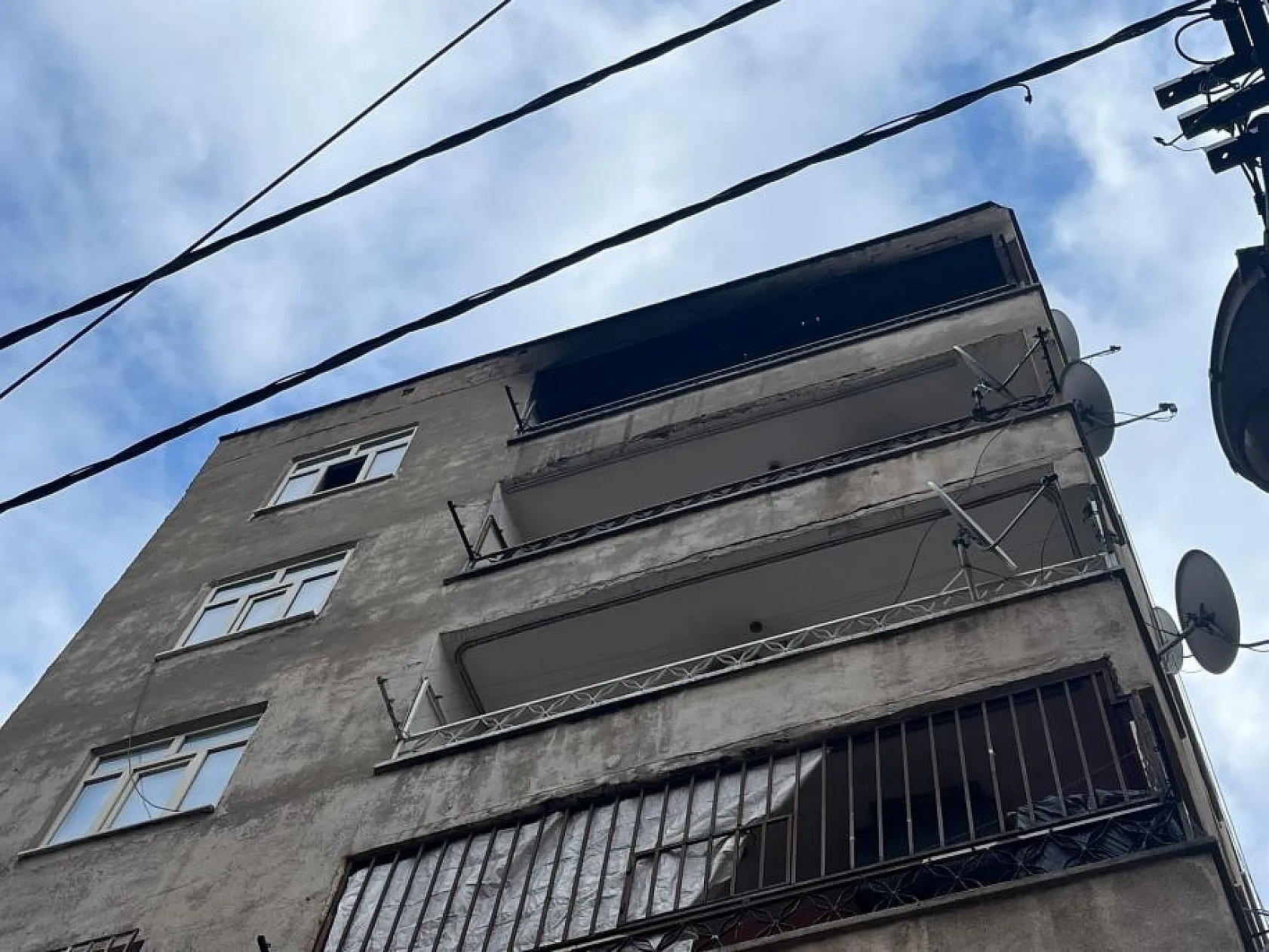 Ev yangınında baba feci şekilde öldü, oğlu dumandan zehirlendi