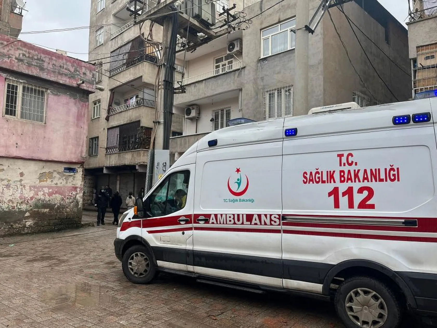 Ev yangınında baba feci şekilde öldü, oğlu dumandan zehirlendi