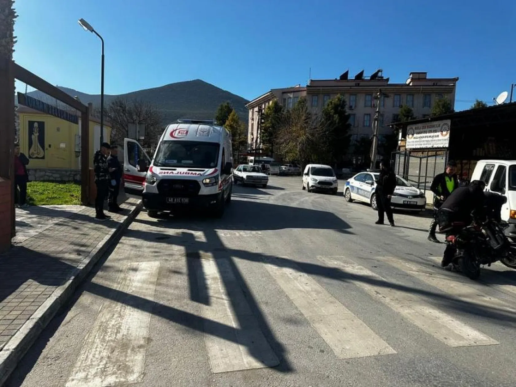 Minibüs ile elektrikli bisiklet çarpıştı, 1 yaralı