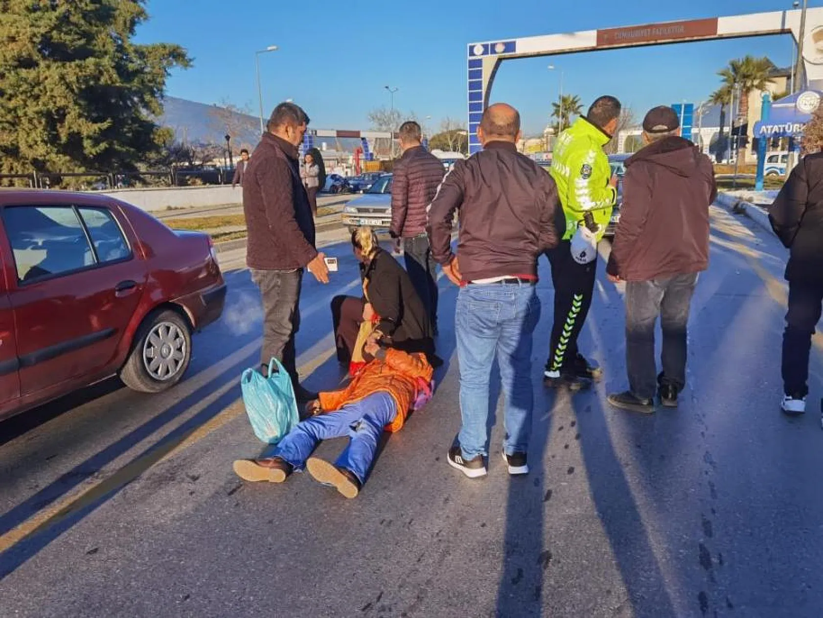 Yolun karşısına geçmek isteyen vatandaşa otomobil çarptı