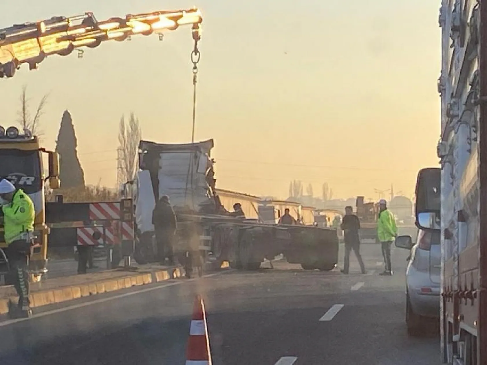 Tırlar çarpıştı, karayolu savaş alanına döndü