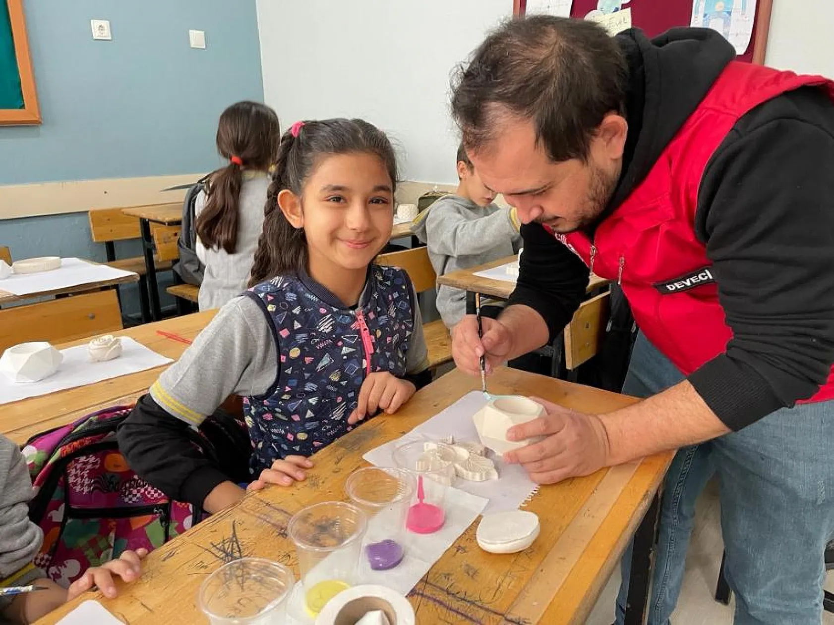 Gönüllü Gençler Çocukları Sanatla Buluşturdu