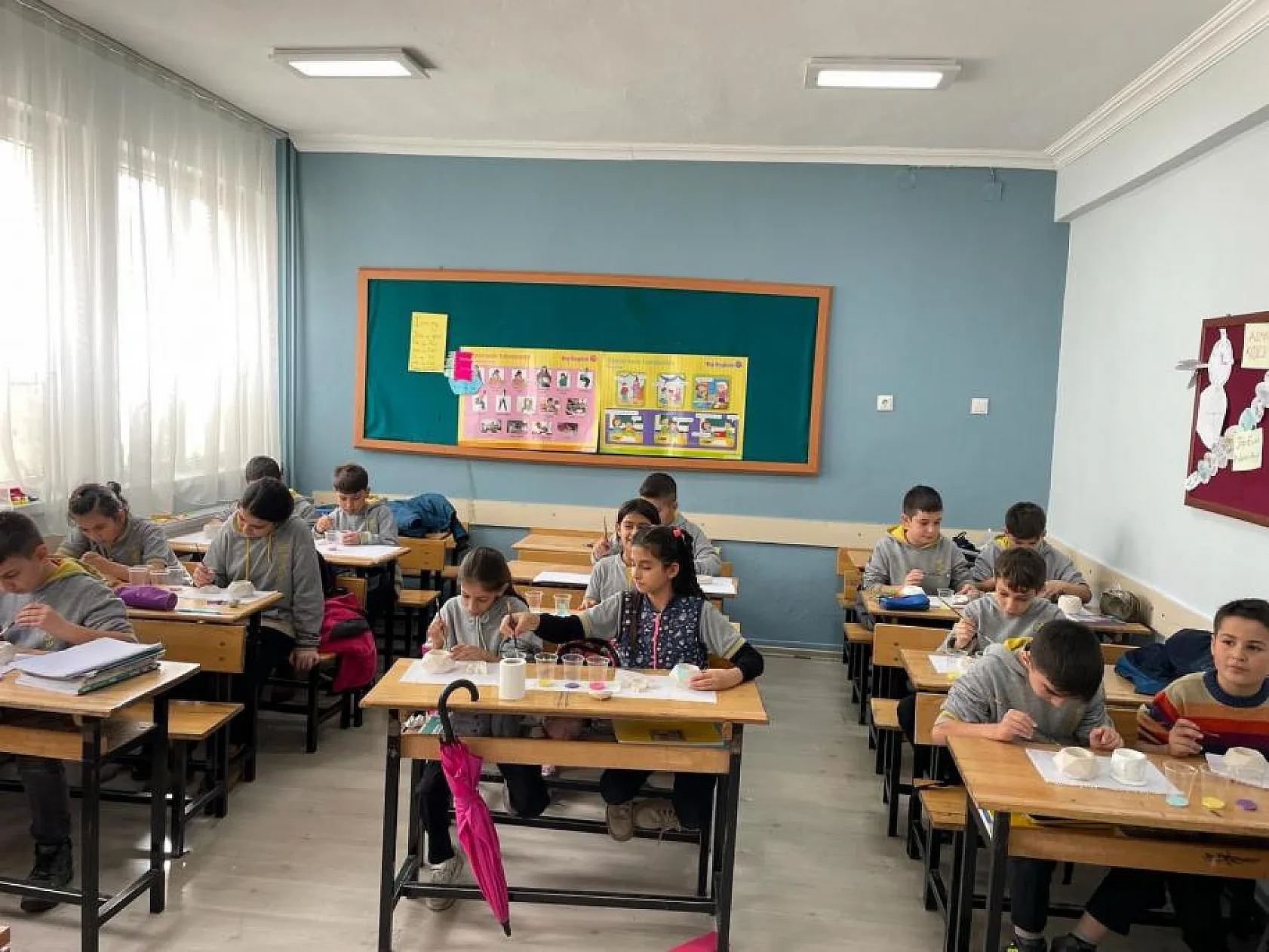 Gönüllü Gençler Çocukları Sanatla Buluşturdu