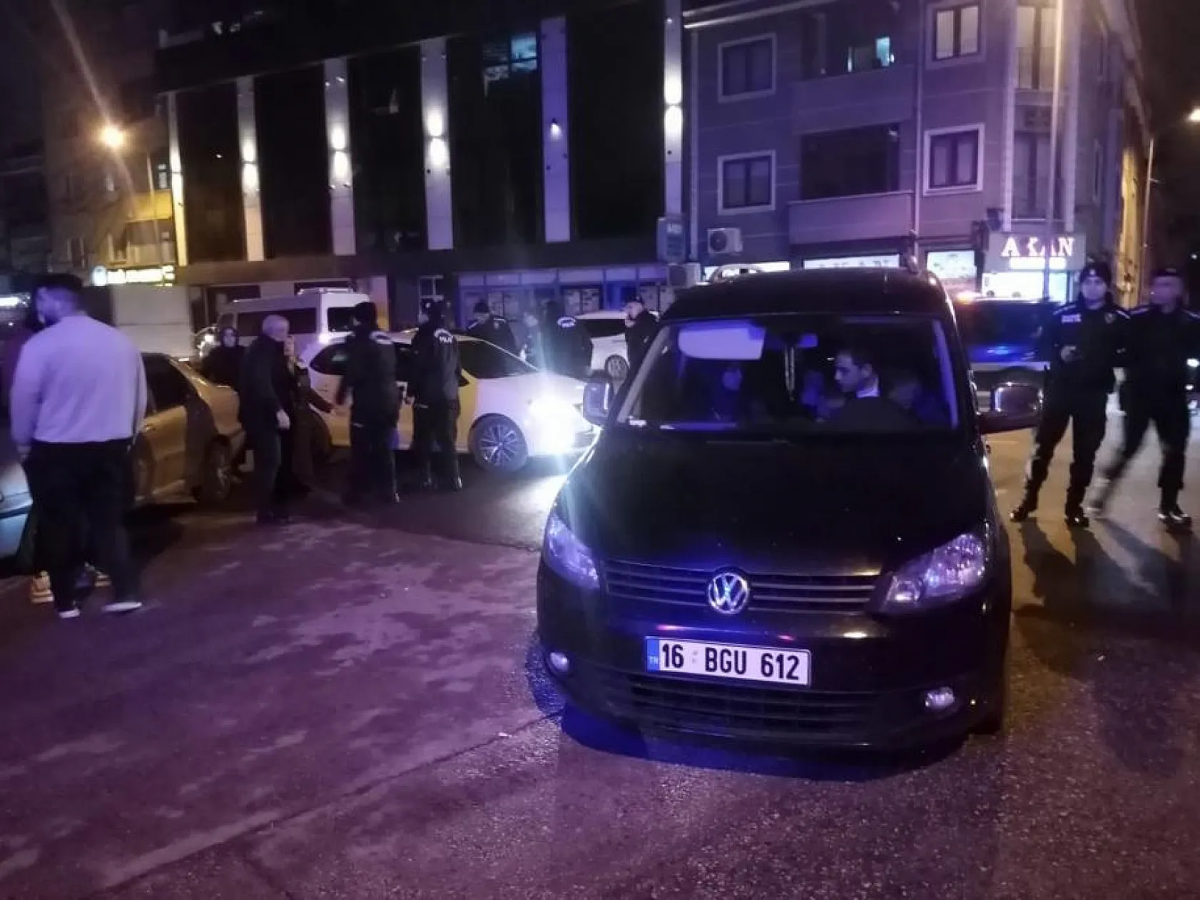 Ehliyetsiz sürücü, yolun karşısına geçmeye çalışan aileye çarptı: Yaralılar var!