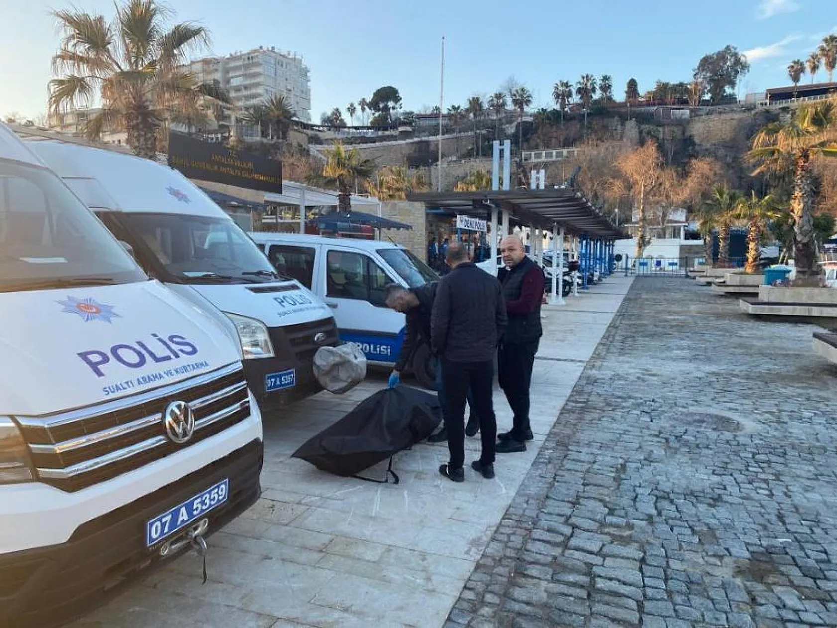 Deniz yüzeyinde bir erkek cesedi bulundu