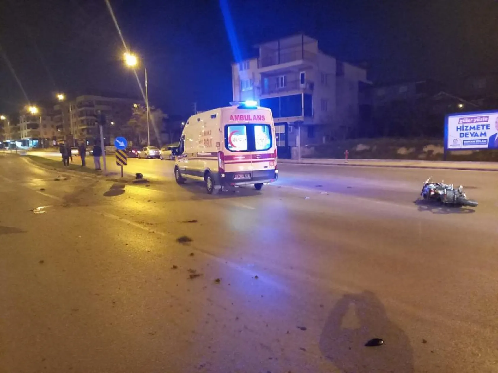 Motosikletle akrobatik hareketler yapan genç, trafik ışığına çarptı