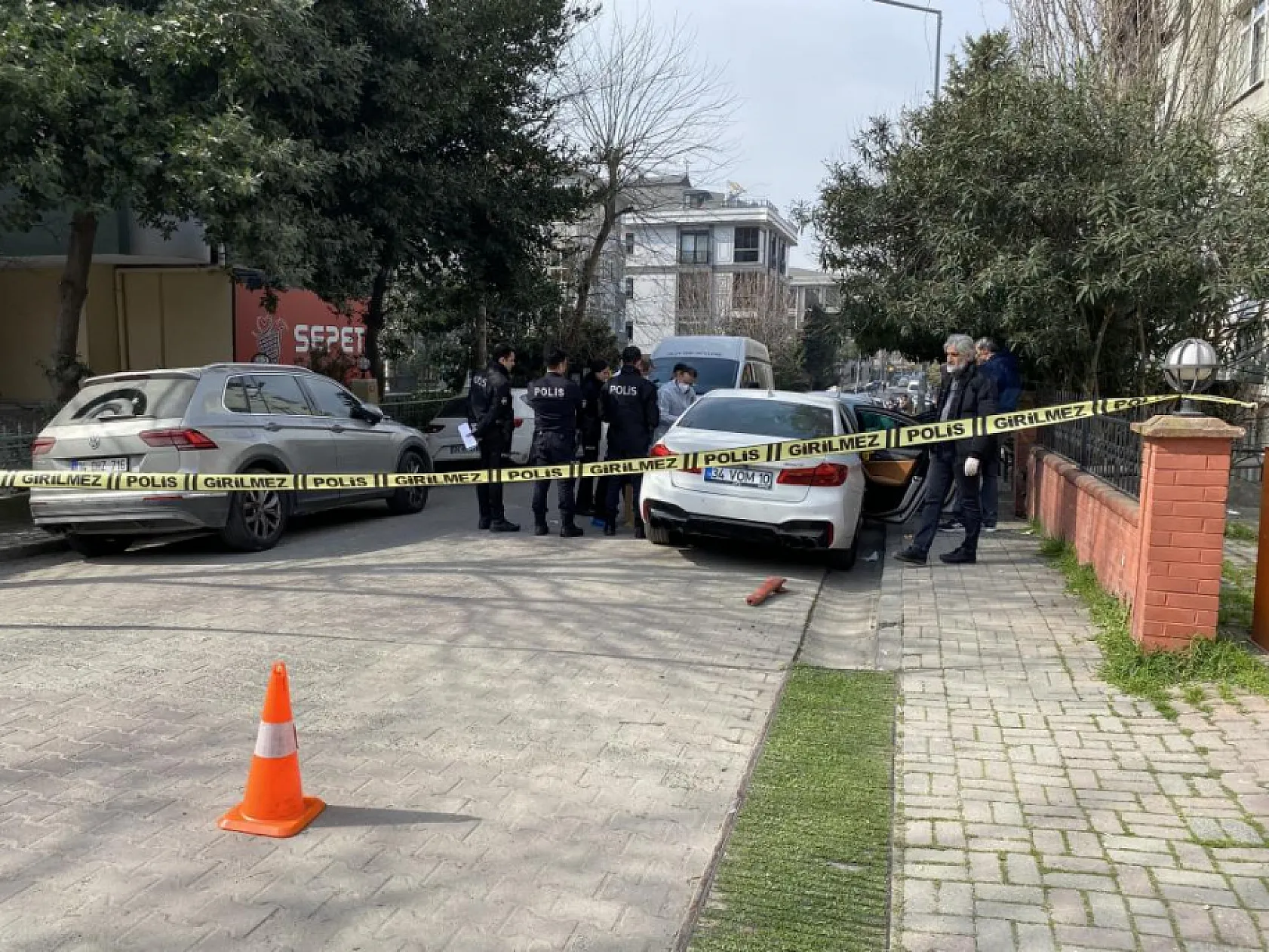 Lüks Araç İçerisinde Ölü Bulundu