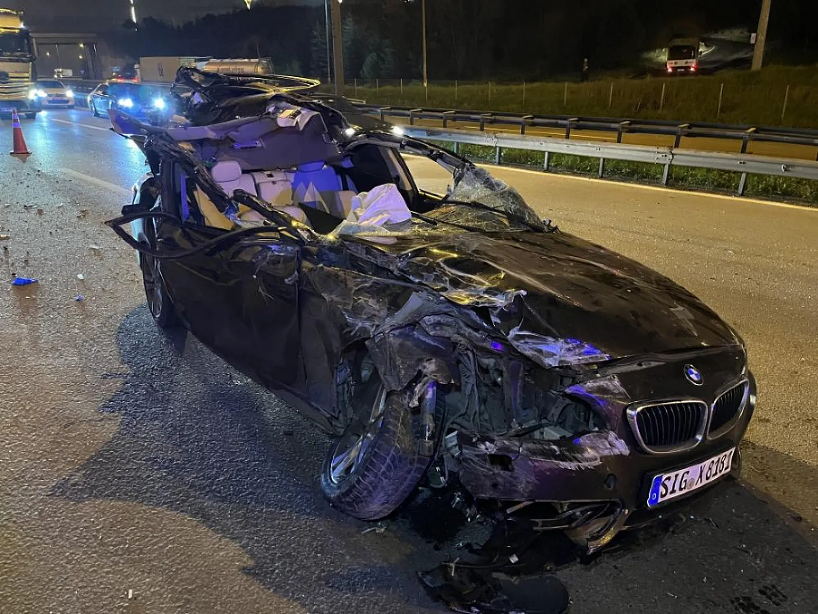 Tıra çarpan otomobilin tavanı koptu: 1 ölü, 2 yaralı