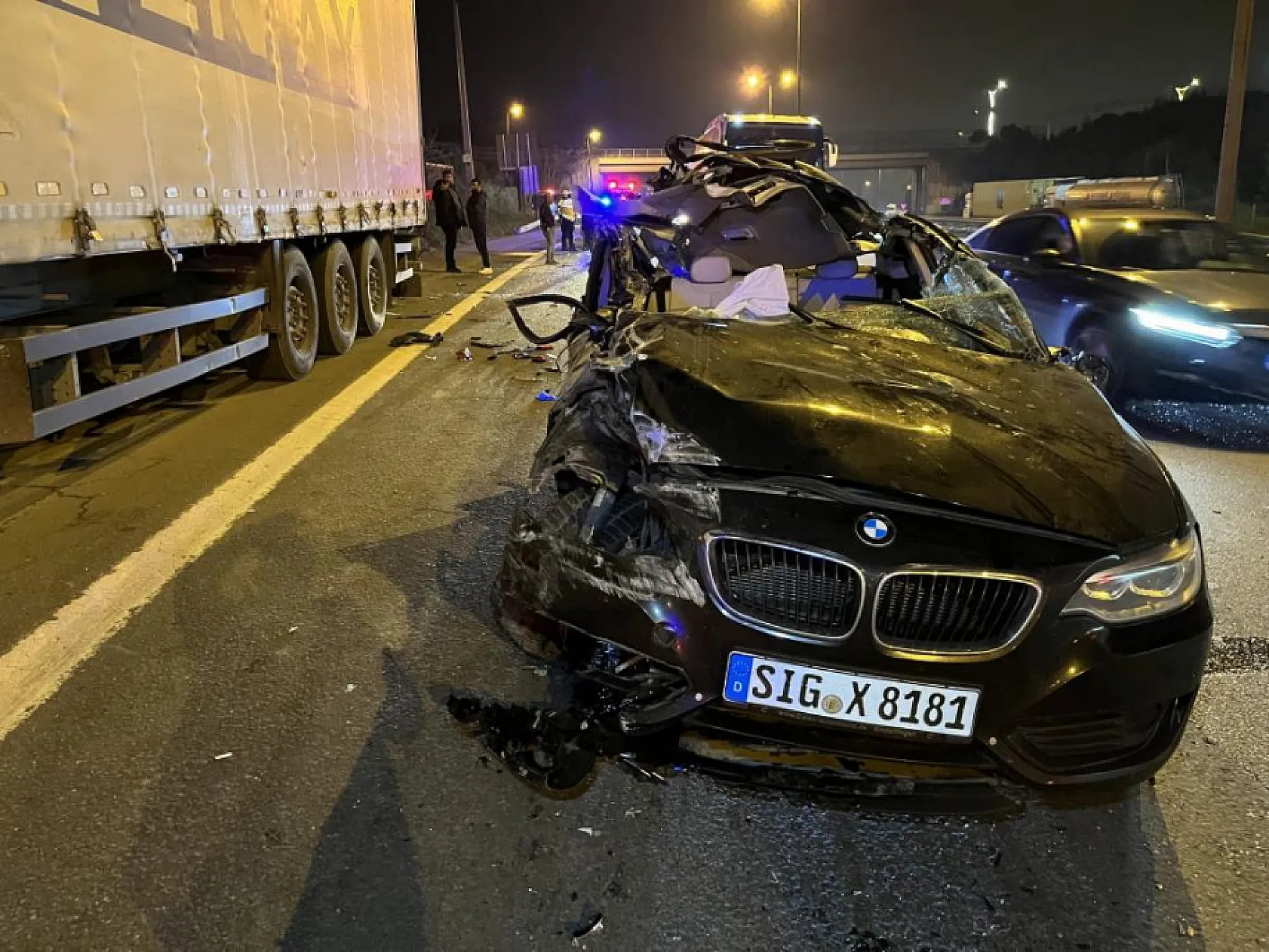 Tıra çarpan otomobilin tavanı koptu: 1 ölü, 2 yaralı
