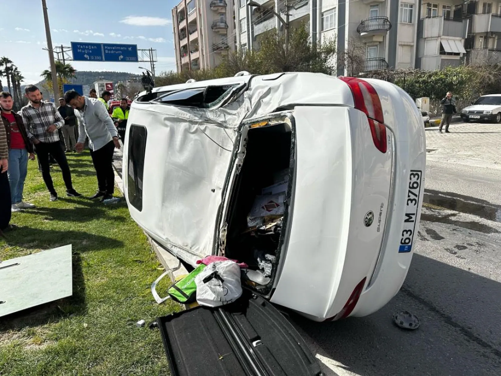 Muğla'da kamyonet ile otomobil çarpıştı, 1 yaralı