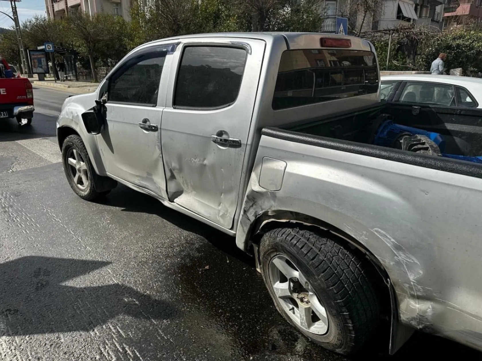 Muğla'da kamyonet ile otomobil çarpıştı, 1 yaralı