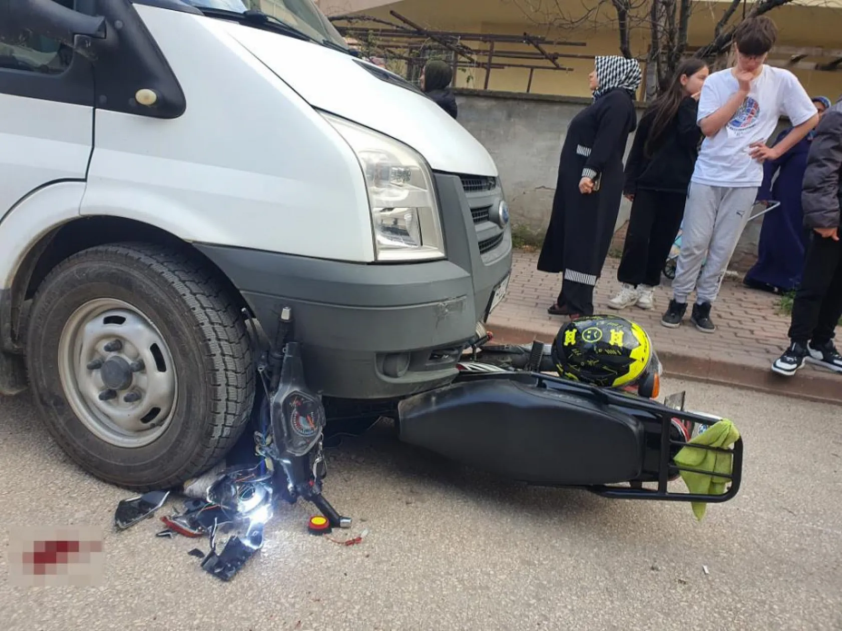 Ehliyetsiz motosiklet sürücüsü polisten kaçarken kaza yaptı, 2 yaralı