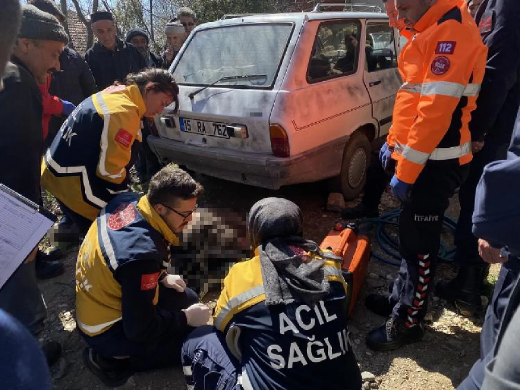 Park halindeki aracın hareket etmesiyle sıkışan genç hayatını kaybetti