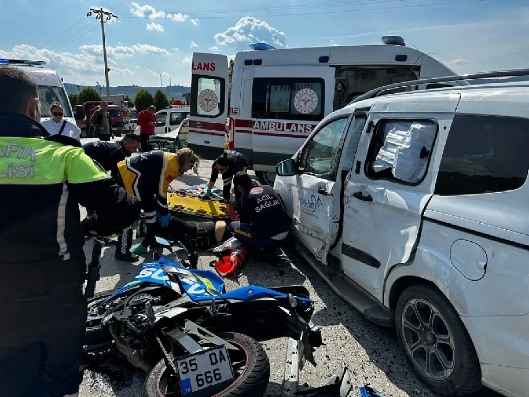 Milas'ta otomobil ile motosikletin karıştığı feci kaza, 2 yaralı
