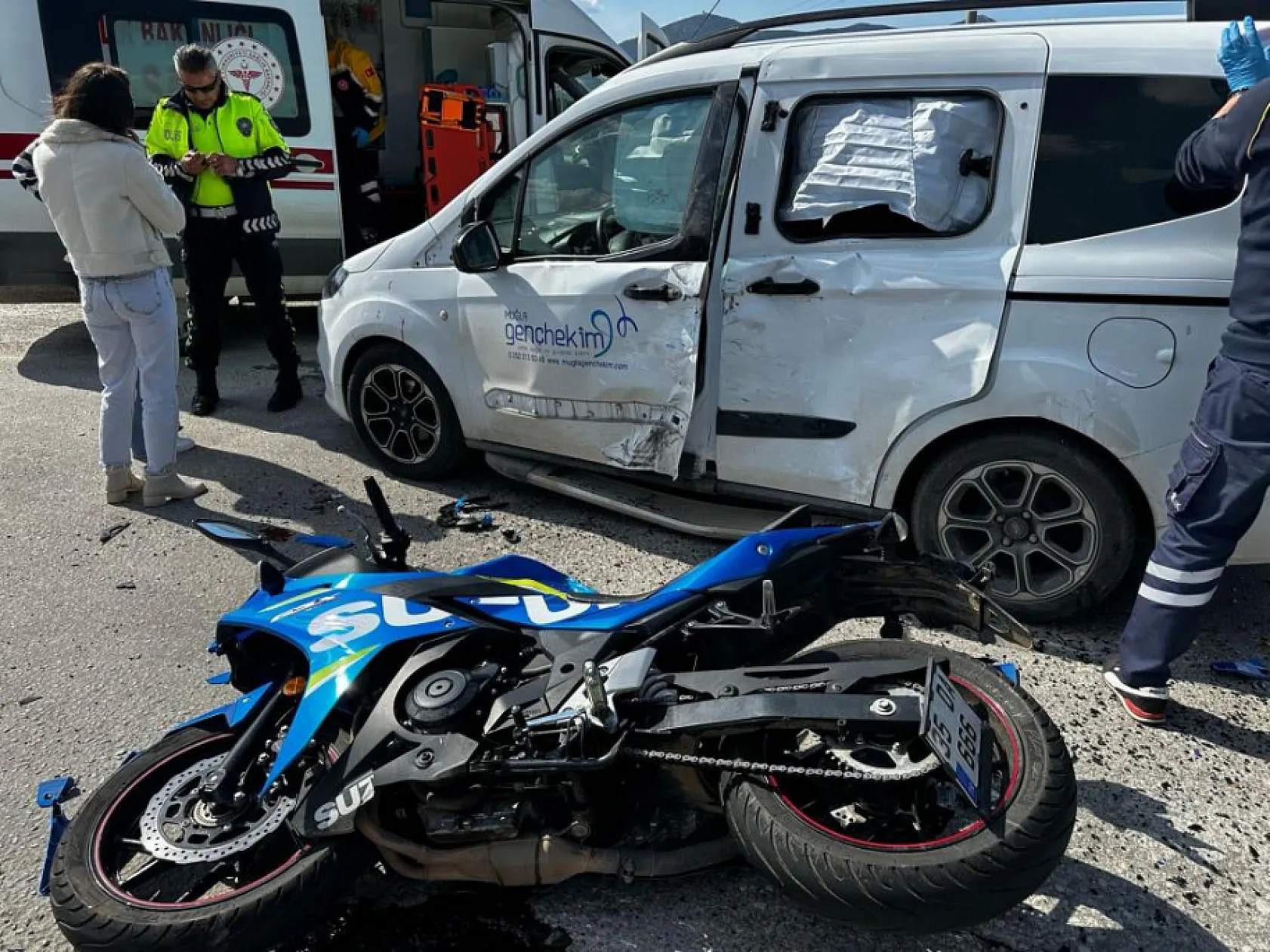 Milas'ta otomobil ile motosikletin karıştığı feci kaza, 2 yaralı