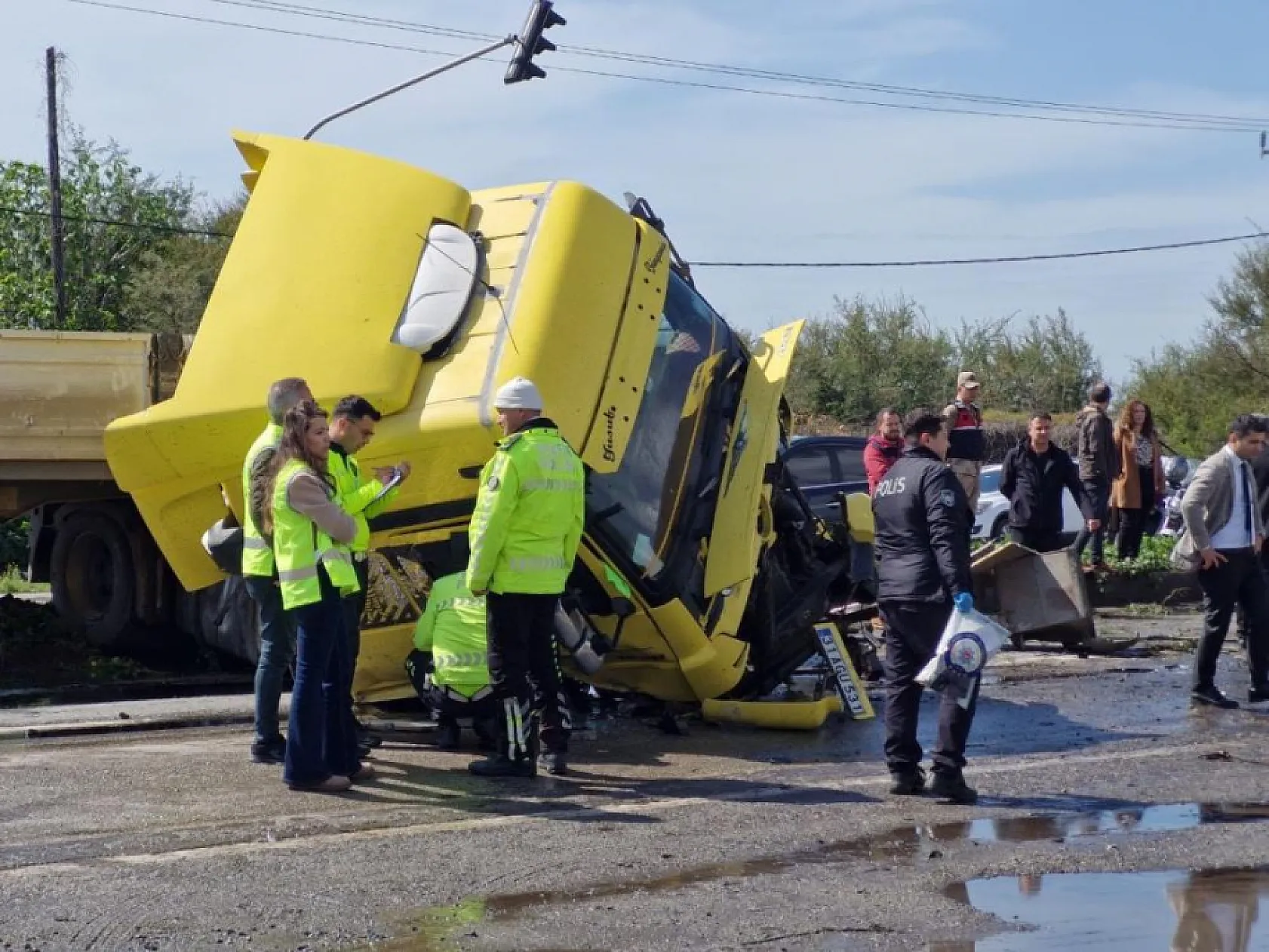 Otomobil tıra çarptı, can pazarında 5 ölü