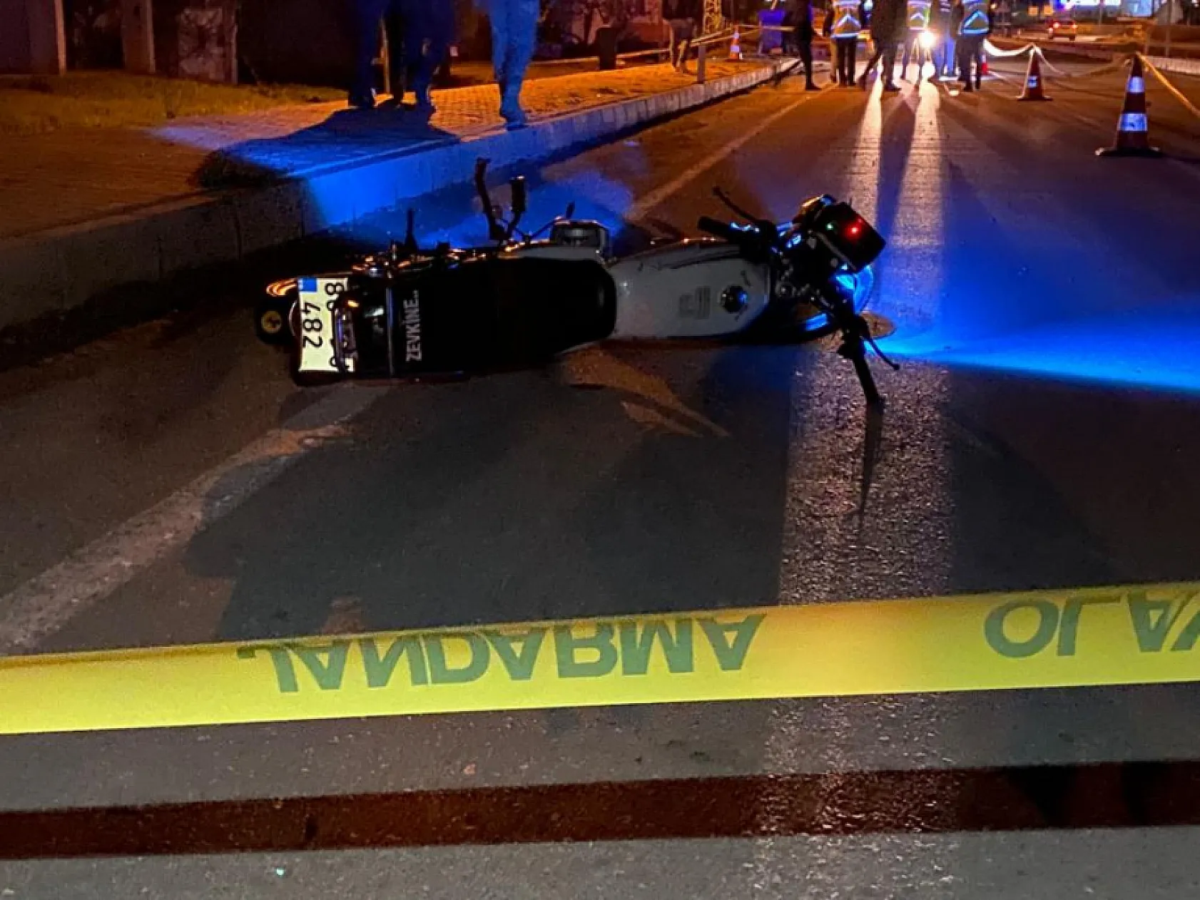 Motosiklet yön levhasına çarptı, 18 yaşındaki sürücü öldü