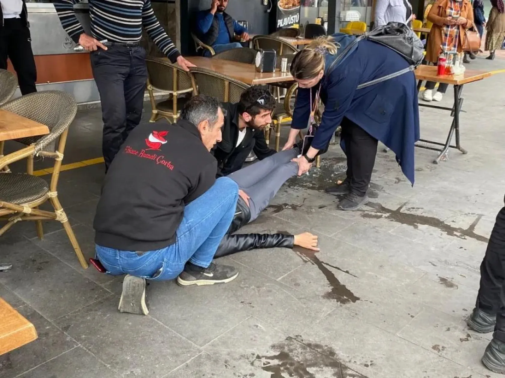Kendisine para vermeyen genç kıza ekmek bıçağıyla saldırdı